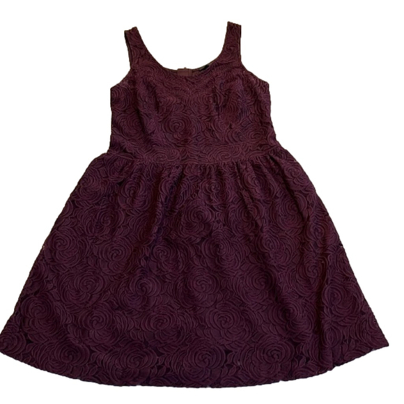 Vintage Dresses & Skirts - VINTAGE Sleeveless Lace Dress, Rose Motif, Burgundy Wine Merlot Plum, Size 12-14